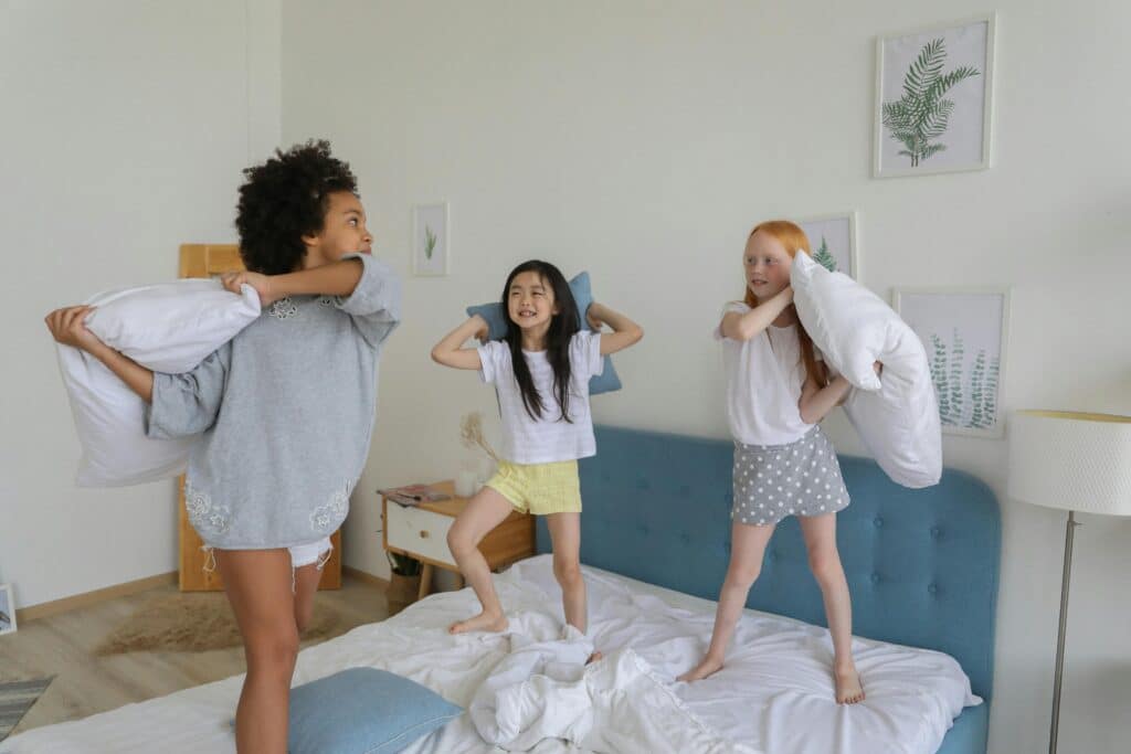 girls pillow fight